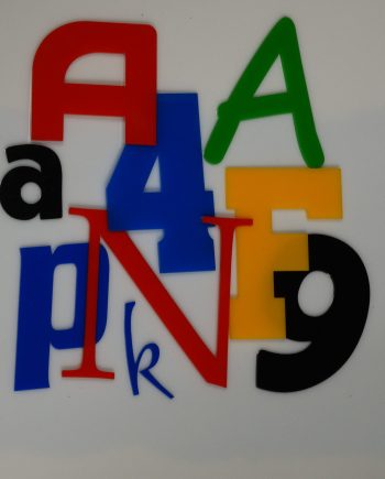 napisy i litery pleksi kolor