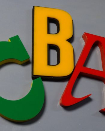 litery z licem z pleksi